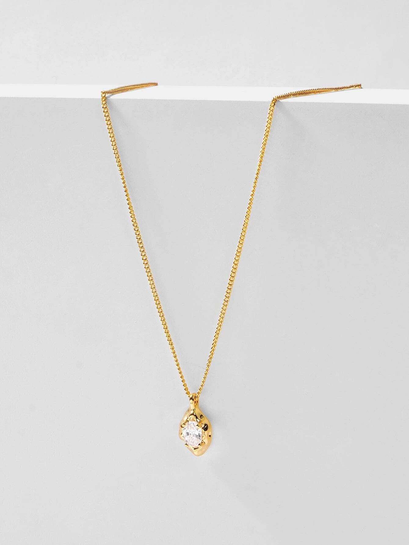 GEOMETRIC PENDANT NECKLACE